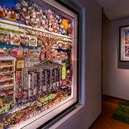 入口でまず目を奪うのが、ニューヨークを拠点に活躍する3Dアートの第一人者・チャールズ・ファジーノの作品。ほかにも、店内のあちこちにアートが飾られ、上質な雰囲気を醸し出しています。