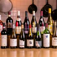 カリフォルニアをはじめ、世界各地でつくられた個性豊かなワインを用意。手頃なワインから超レアもの、オーガニックワインまで幅広く揃っていて、料理との繊細なマリアージュを堪能できます。