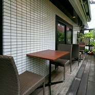 心地よい風が通り抜けるテラス席は、開放的な気分でカジュアルに食事を楽しみたい時に最適。路地裏に面しているため静かで、人目を気にすることなくのんびり過ごせます。ペット同伴もOK。
