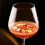 三浦半島の契約農家から届く新鮮な野菜を生かした夏の一品。完熟トマトの酸味とメロンの甘み、夏野菜のほろ苦さが絶妙に溶け合います。さっぱりとした爽やかな味わいが暑い季節にぴったり。