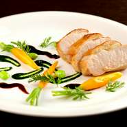 旨みが強いブランド鶏「伊達鶏」をしっとりとロースト。鶏本来の濃厚な味わいとフワフワの柔らかい食感がたまりません。彩り豊かな有機野菜とソースを繊細に配した盛り付けにも心が弾みます。