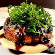 熊本産赤牛の肉々しさとハーブの爽やかさが見事にマッチ。濃厚な旨みがありながら脂がしつこくないので、さっぱりといただけます。下に敷いた熟成ジャガイモのピューレも甘くコクのある美味しさ。