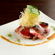 五島列島の腕利きの漁師から直接魚を仕入れているため、鮮度は折り紙付き。その日の魚の種類や状態に合わせて調理法やソースを変えながら、素材の美味しさを最大限に引き出しています。