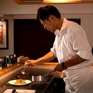 「自宅のリビングのようにくつろいでほしい」との思いから、リラックスできる雰囲気を重視。ドレスコードなども一切設けず、美味しい料理とお酒を気負わずに楽しめるよう配慮しています。