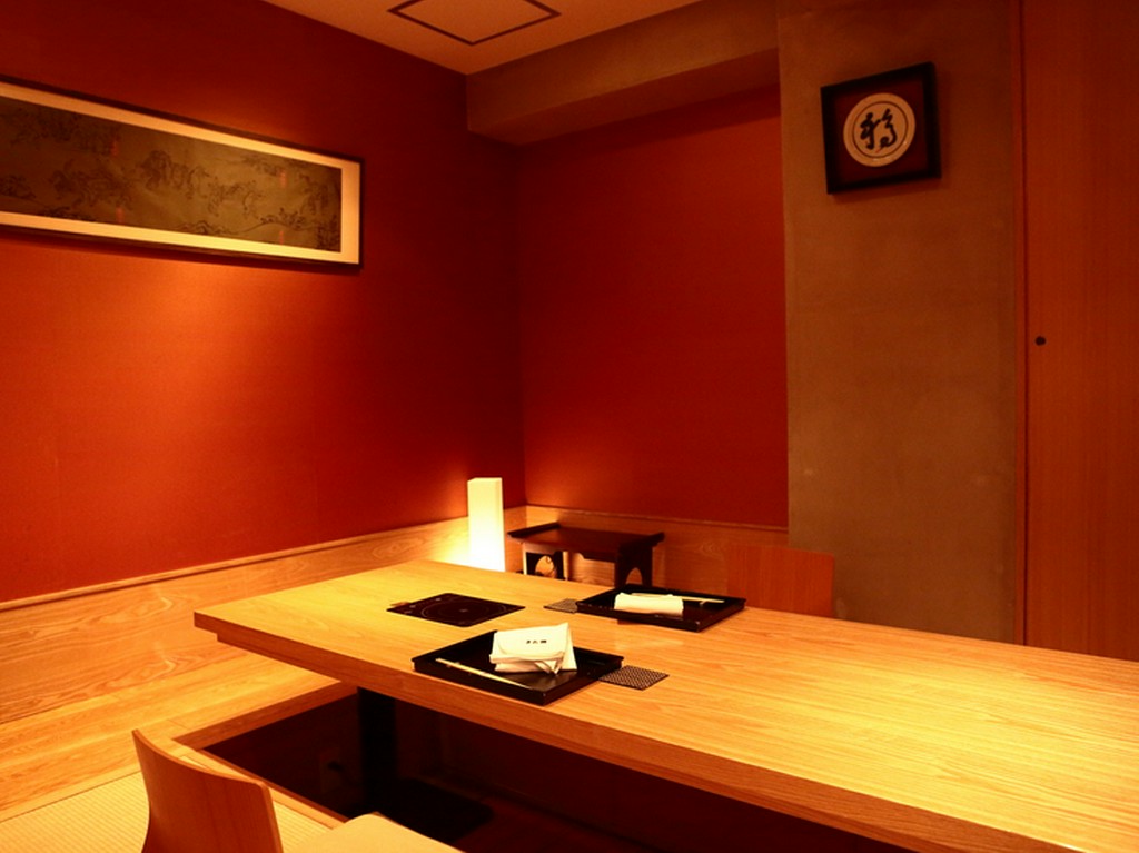 個室3部屋のみ。プライベート空間で蟹尽くしの贅沢にひたれる