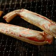 炭火焼きで丁寧に仕上げ、蟹本来の味を引き出す『焼き蟹』