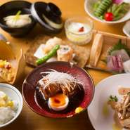 季節の移り変わりと共に変化していく食材の旬は敏感にキャッチ。京都で栽培される地物の野菜や京野菜、若狭直送の旬魚など季節の到来を告げてくれる素材は、おばんざいや焼き物・煮物などで味わえます。
