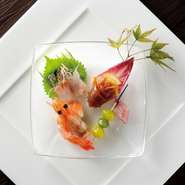 紹興酒で香り付けした海老のボイルが絶品。鶏ムネ肉の蒸し物にゴマソースを和えた一品や、中国料理の定番、クラゲを使った冷菜や旬の味わいを、コースのはじめに楽しめます。