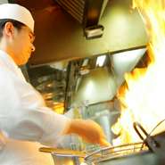 幅広い年齢層の方に料理を楽しんでいただけるよう、広東料理をベースに、素材の持ち味を活かす調理を心がけています。辛味や刺激を抑えた味わいは、結婚式や会食の際にも気兼ねなく味わっていただけると好評です。