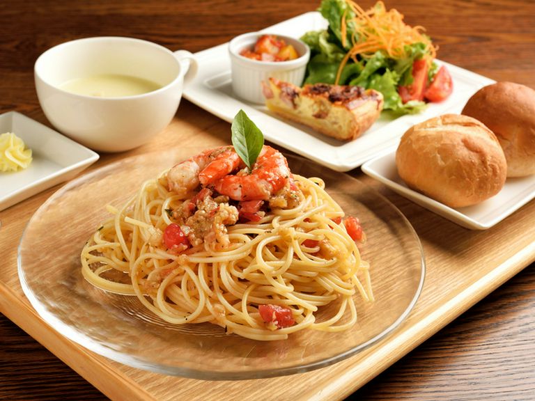 自家農園で採れた新鮮な野菜を使用した、四季折々の味わいを堪能