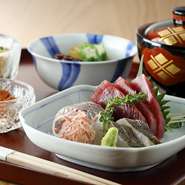 メニューに載っていない日替わりの黒板メニューが20種類以上あるので、訪れるたびに新しい味に出合える【千真野】。前菜や肉料理、〆などを選び、自分好みにコース仕立てで楽しむこともできます。