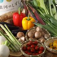 山海の幸があふれる岩手県の食材をふんだんに使用しているのが特徴。素材の持ち味を活かした純和食が楽しめます。山菜やきのこ、野菜は、直産市場に並ぶ新鮮なものを店主の実家経由で調達することもあるのだそう。