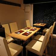 【千真野】の調度品や食器には、岩手県の伝統工芸が取り入れられています。「岩谷堂箪笥」の食器棚や「秀衡塗（ひでひらぬり）」のお椀のほか、夜空をイメージした大きな暖簾は一関市の「京屋」による染物です。