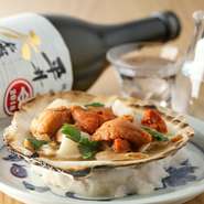 海の恵み豊かな三陸海岸を有する岩手県の漁港から、旬の魚介を直送で仕入れ。時季ごとの味に出合えます。中でも夏の短い期間しか入荷しない「ウニ」は、必ず食べるべき逸品。とろける甘さに驚きと感動を味わえます。