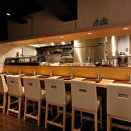 岩手県産「せん」の木の一枚板で特別につくってもらったというカウンターは、重厚感と温もりのある木が手に馴染む特等席。目の前に並ぶ器や南部鉄器の鉄瓶も美しく、心地よい気分にさせてくれます。