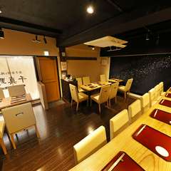 美味しい料理を囲んで会話を楽しむ、隠れ家的一軒