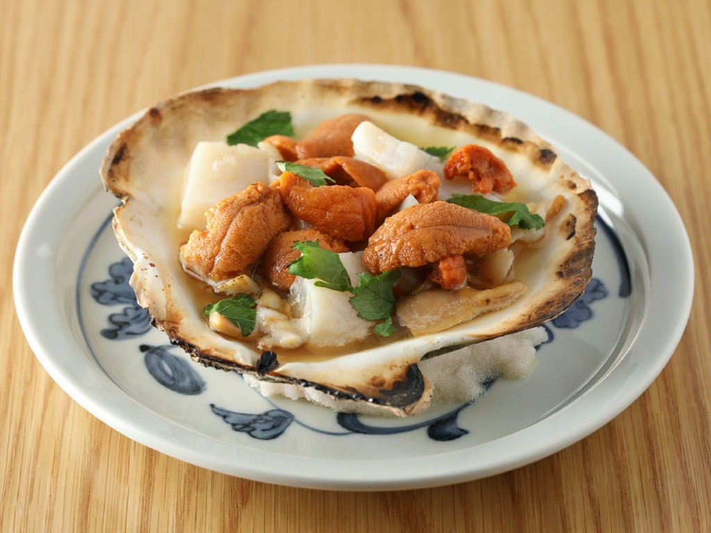 新鮮な海の幸を贅沢に満喫『ウニのせホタテのしょっつる焼き』（夏限定）