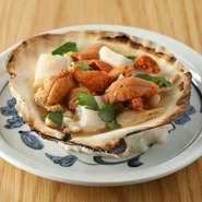 ホタテ　1200円　ウニのせ　2200円／新鮮なウニを最後に乗せて軽く煮立てた一皿。ホタテとウニの甘みにしょっつるの塩味と風味が絶妙。※仕入れにより価格が変わります。なお、ホタテの入荷がない日もあります。