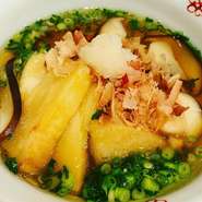 春の揚げ出しは「筍」がメイン。お出汁は千厩町（岩手県一関市）の原木椎茸入り。旨味倍増です！