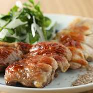 ・一関市藤沢町／アーク牧場　「館ケ森高原豚」
肉質は筋繊維が細かいので柔らかく奥深さもあり、脂身はさっぱりとした甘さが感じられます。
・花巻市／石黒農場　「ホロホロ鳥」
薬を一切使わずに飼育。肉質はコクがあってジューシー。まさに「食鳥の女王」です。
・大船渡市／アマタケ　「岩手がも」
田野畑村で海の風を受けながらのびのびと飼育されているブランド鴨。臭みがなく食べやすいので、鴨の旨みを存分に楽しめます。
