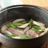 岩手のブランド鴨「岩手がも」を使用し、鰹と昆布で取ったお店の基本出汁に醤油でシンプルに味付けしました。南部せんべいも入って食べ応えあり。冬場は一関市の特産「曲がりネギ」を使います。〆におすすめです。