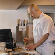 料理人の基本ですが、温かいものは温かく、冷たいものは冷たいうちに、お客様の利用シーンやタイミングを見計らってお出しいたします。修業時代に最も大切なことと学んでから、初心を忘れず努めています。

