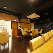 お一人でも気軽に立ち寄っていただける雰囲気で、中には本を読みながらお食事をされている方もいらっしゃいます。お客様一人ひとりが、思い思いの時間を過ごす場所として楽しんでもらえたらと願っています。
