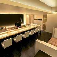 格式を感じさせる洗練された店内は、記念日など、プレミアムなデートに相応しい佇まい。和食やイタリアンなど、いくつもの食文化の料理を体得してきた寿司職人がつくる美味しい料理が、お祝いに華を添えてくれます。