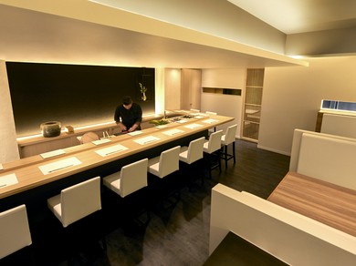 記念日など特別な日のデートに利用したい、趣きあるモダンな空間