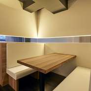 目の前に並ぶ料理とお酒を楽しんでほしいという想いを込めて、店内は白がベース。接待など大切な方を招いての会食や、県外からのお客様をもてなしたいときに最適です。グルメな旅行者にもおすすめです。