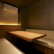 静かに流れる時間が心地良い店内には、6名用の個室も用意。プライベート感のあるシックな空間は、デートや接待、記念日のお祝いなどさまざまなシーンで利用できます。