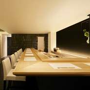 料理に集中してほしいという想いから、余計な色と飾りを排除し、極力シンプルなデザインとなっています。カウンター奥のみが黒く塗られ、より職人を際立たせ、研ぎ澄まされた空間を演出。