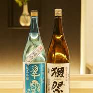 季節ごとに入れ替えられる日本酒をはじめ、人気の質の高いお酒を大将がセレクト。焼酎や泡盛、シャンパンなど、ジャンルにとらわれず、料理と相性の良いお酒が揃えられています。