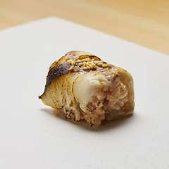 炭の香ばしさが際立つ〆のお楽しみ『焼き鯖の小袖巻き』