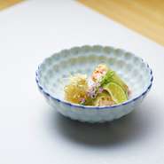 蟹の味噌和えを昆布巻きに。牡丹海老は昆布〆にして、けずった朧昆布を添えてあります。凝縮された蟹と海老の旨みがたまりません。一皿で3種類の昆布が味わえると好評です。