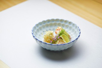 繊細な職人技が光る『蟹の味噌和え昆布巻きと牡丹海老の昆布〆』