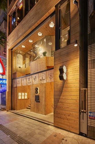 美栄橋駅ちかくのビルの2F、木に囲まれたビルの中