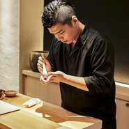 料理はもちろん内装など一つひとつにしっかりとこだわり、テーマは「記録より記憶に」。その場でしか味わえないようなものを記憶にとどめられるよう、パフォーマンスを大事にされています。