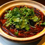 ラムの芳醇な香り、唐辛子と花椒が織りなす痺れる辛さ、香菜のアクセントが見事に調和した逸品『水煮羊肉』