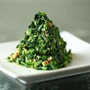 ツリーのように盛り付けられた、見た目が可愛い上海料理の定番おひたし『馬蘭頭（マァーラントウ）』