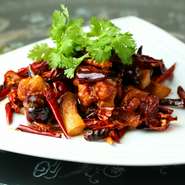 花椒の芳醇な香りと痺れる辛さ！　本場四川を代表する逸品『辛子鶏塊（ラーヅーチー）』