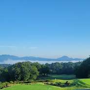 窓の向こうには、青々としたゴルフ場、遠くには雄大な泉ヶ岳や舟形連峰を眺められます。季節ごとに異なる美しさを見せる草木や山々。目にすると、自ずと心癒されます。