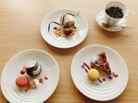 10：00～17：00
ラウンジにてご提供させていただいております。

◎フォンダンショコラ
◎フランボワーズのパルフェ
◎タルト

お飲み物は、
コーヒー・紅茶（ホット・アイス）
ソフトドリンクからお選びください。