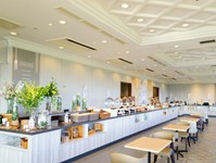 開放感あふれるレストランKANONにて、朝の優雅なひとときをお楽しみください。
和洋ビュッフェは、20～30種類あるメニューからお料理をご提供いたします。