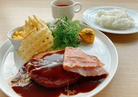 肉感を残し、ふっくらと焼き上げたホテルメイドのシェフ手ごねハンバーグです。