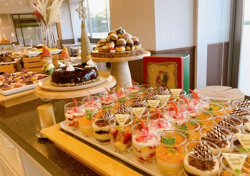 2023年パティシエ特製デザートビュッフェ付きのクリスマスコース