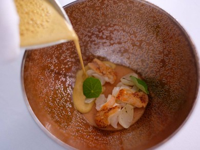 【Amour】のスペシャリテ。食材の魅力が際立つ『オマール海老のビスク』