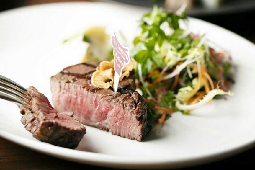 厳選国産素材や、希少な極上肉の深い味わいを堪能できる