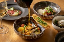 ランチタイムは、2コースから4コースまでをご用意。
クラシカルな定番メニューを斬新にアレンジ。