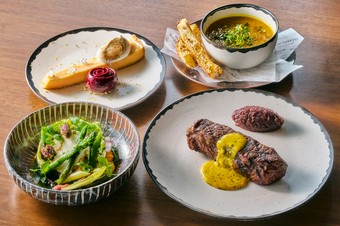 ランチタイムは、2コースから4コースまでをご用意。
クラシカルな定番メニューを斬新にアレンジ。
